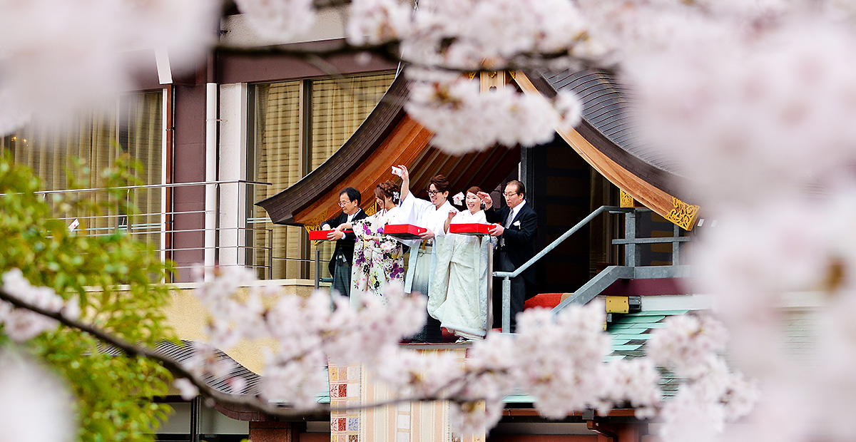 神明神社でまんじゅうまき